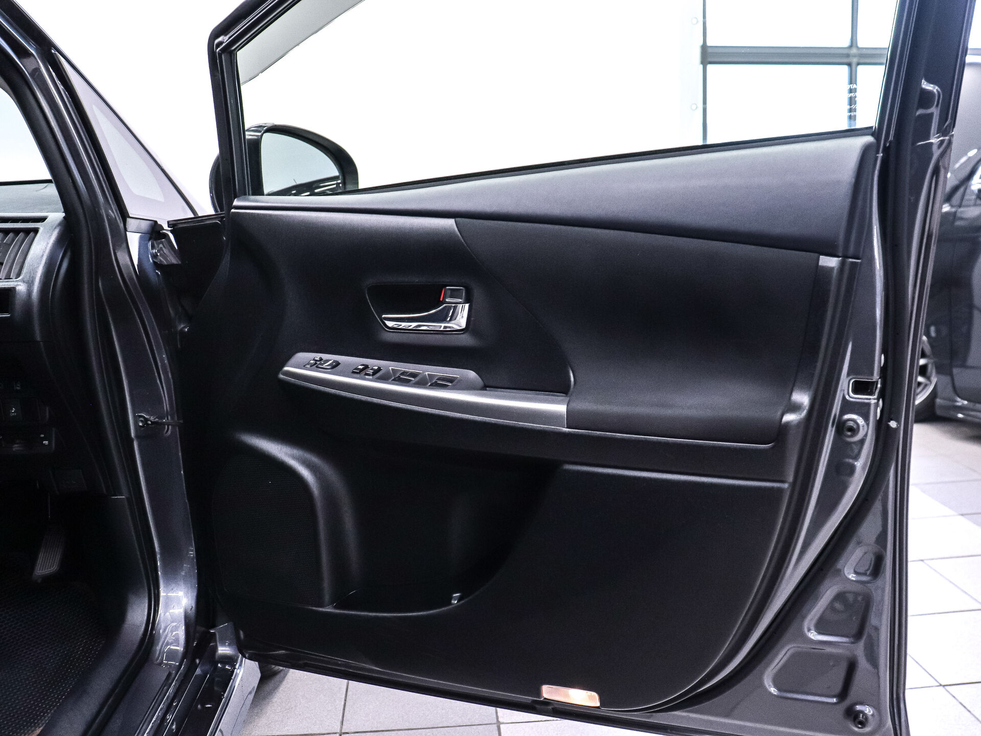 Toyota Prius Alpha 2018 6