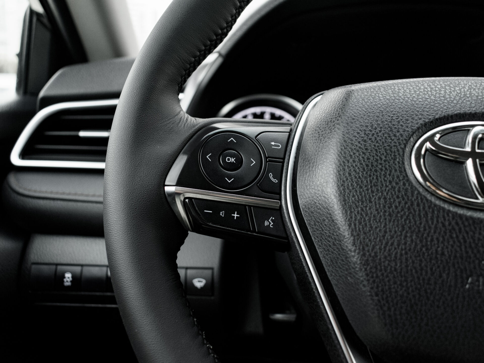 Купить Toyota Camry 2.5 AT (181 л.с.), 2019 в Екатеренбурге