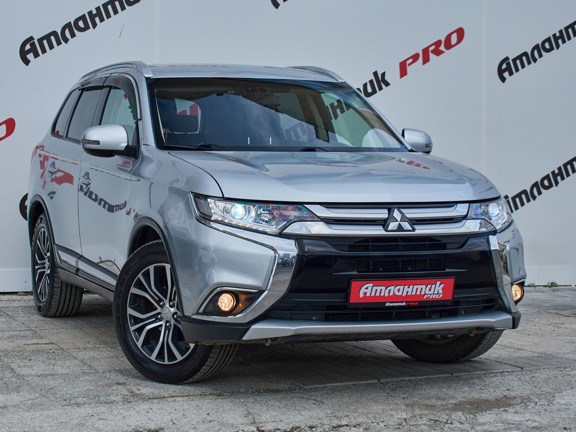 Купить Mitsubishi Outlander 2.0 CVT (146 л.с.) 4WD, 2017 в Екатеренбурге