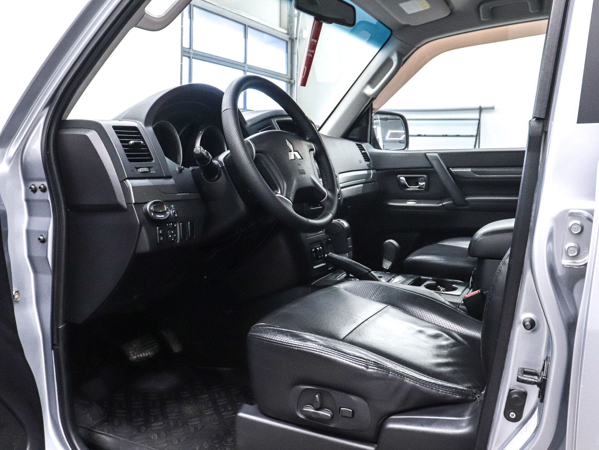 Mitsubishi Pajero 2010 11