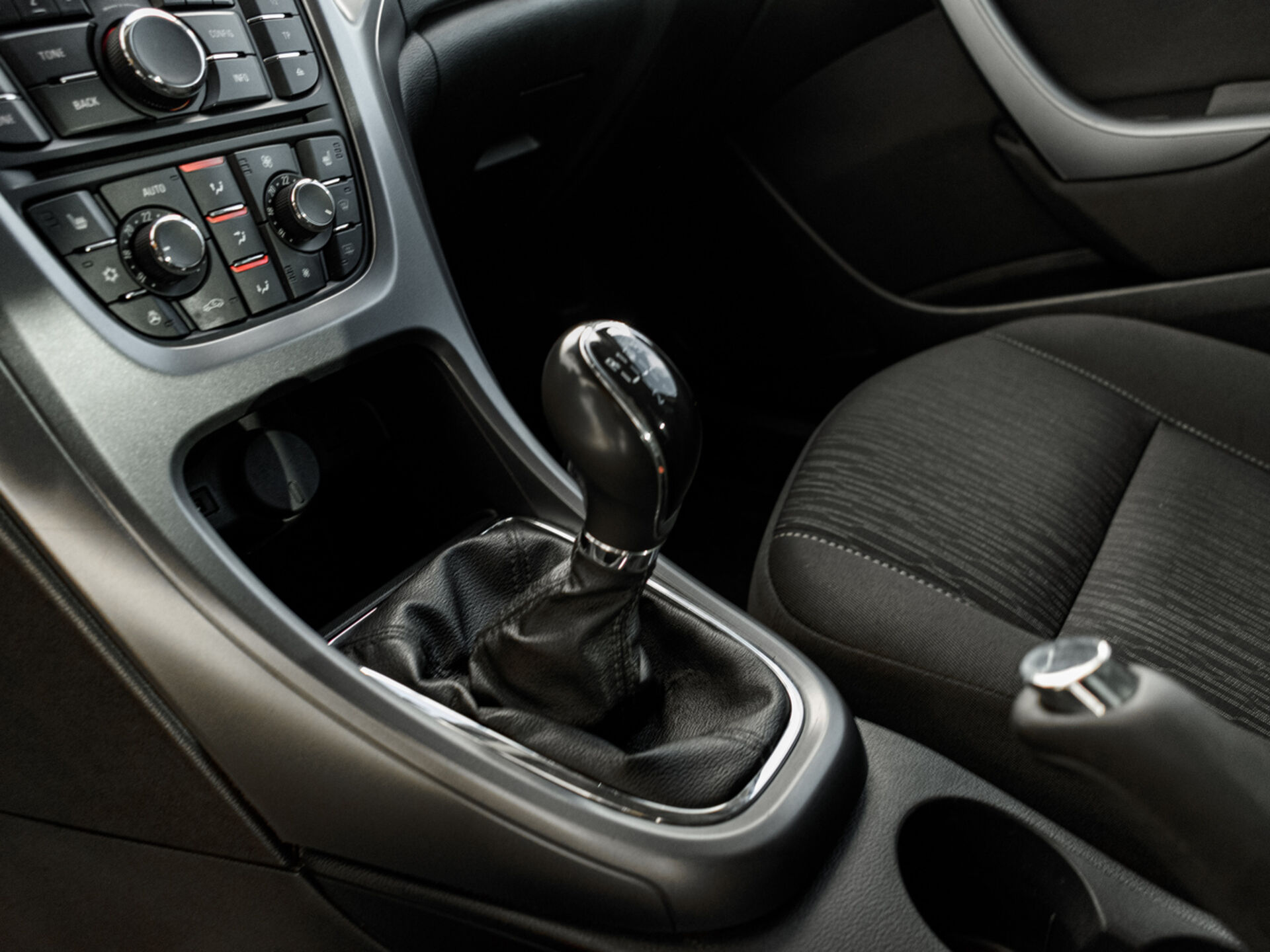 Купить Opel Astra 1.6 MT (115 л.с.), 2013 в Екатеренбурге