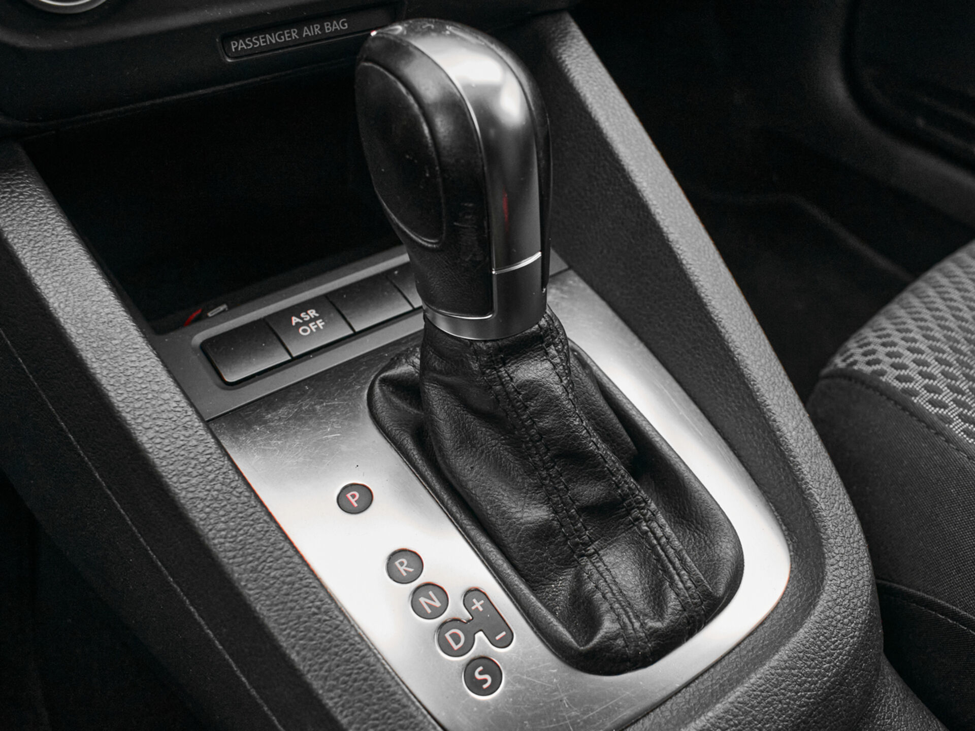 Купить Volkswagen Jetta 1.6 AT (105 л.с.), 2013 в Екатеренбурге