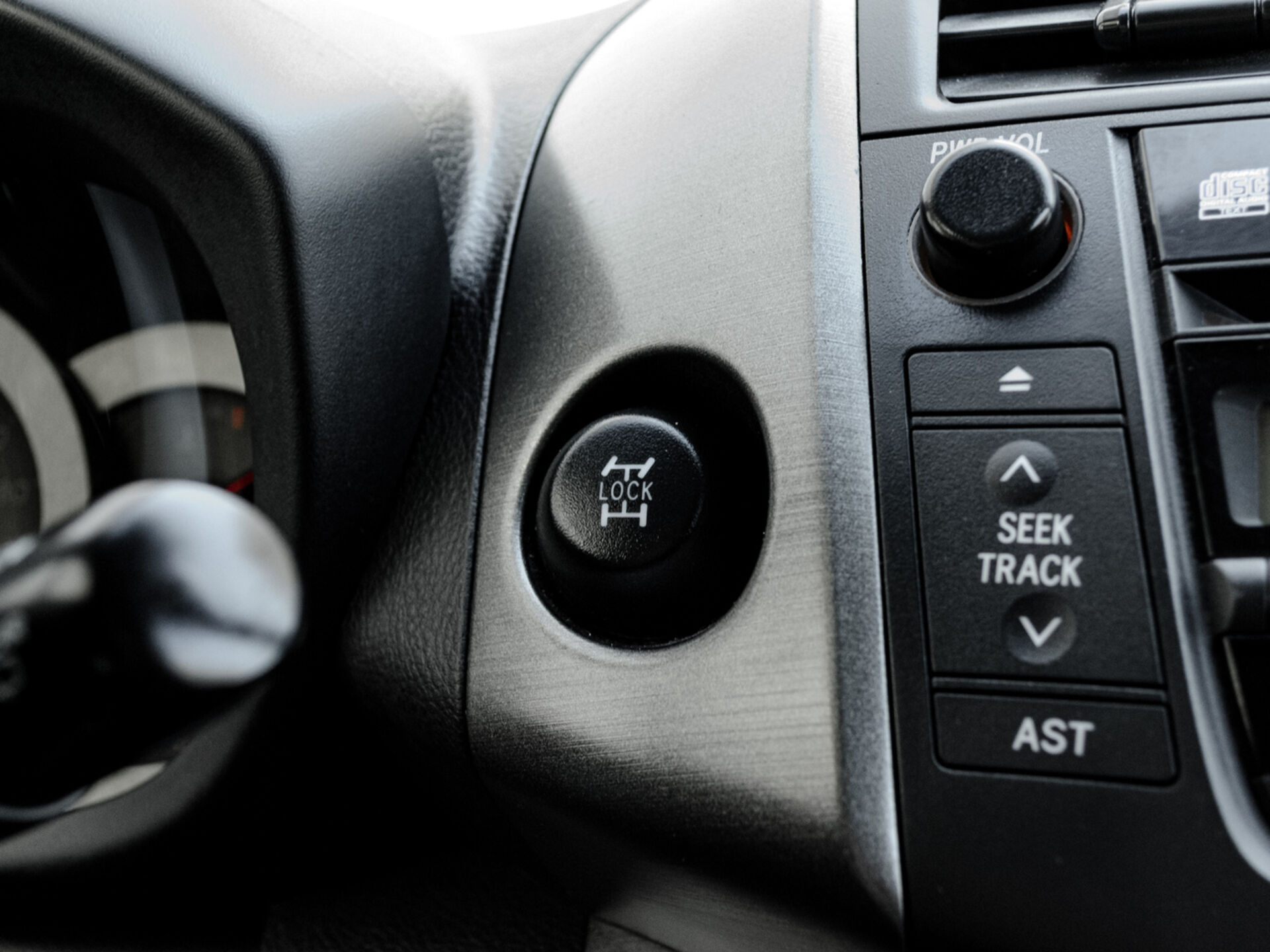 Купить Toyota RAV4 2.0 CVT (158 л.с.) 4WD, 2011 в Екатеренбурге