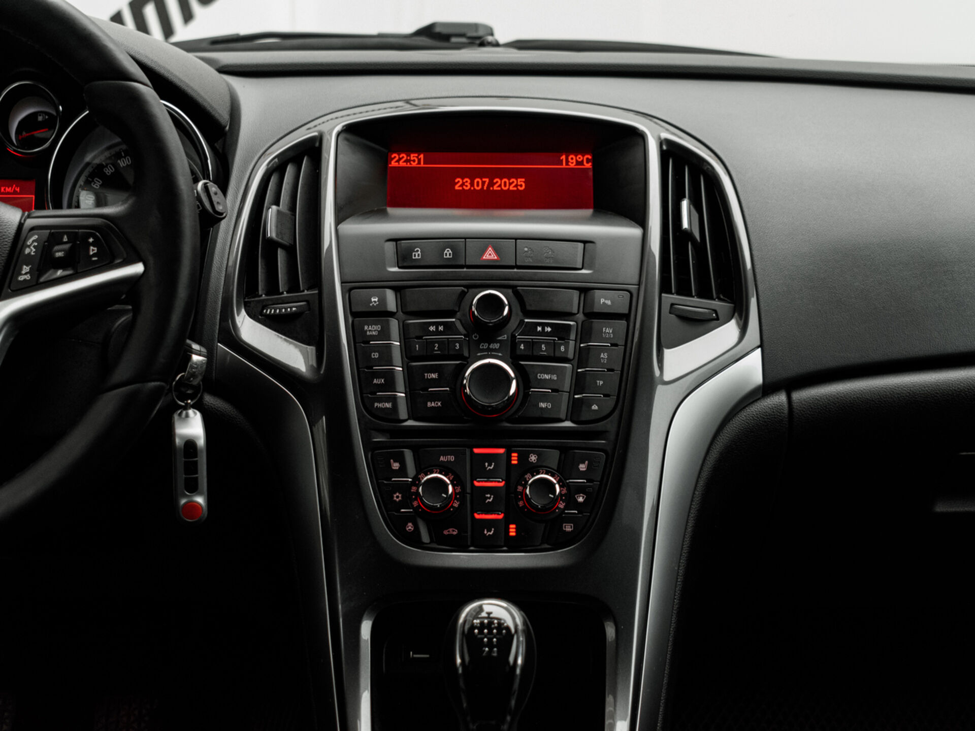 Купить Opel Astra 1.6 MT (115 л.с.), 2013 в Екатеренбурге