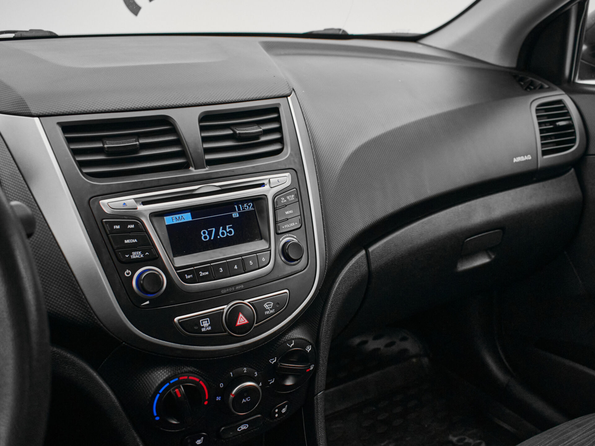 Купить Hyundai Solaris 1.6 AT (123 л.с.), 2015 в Екатеренбурге