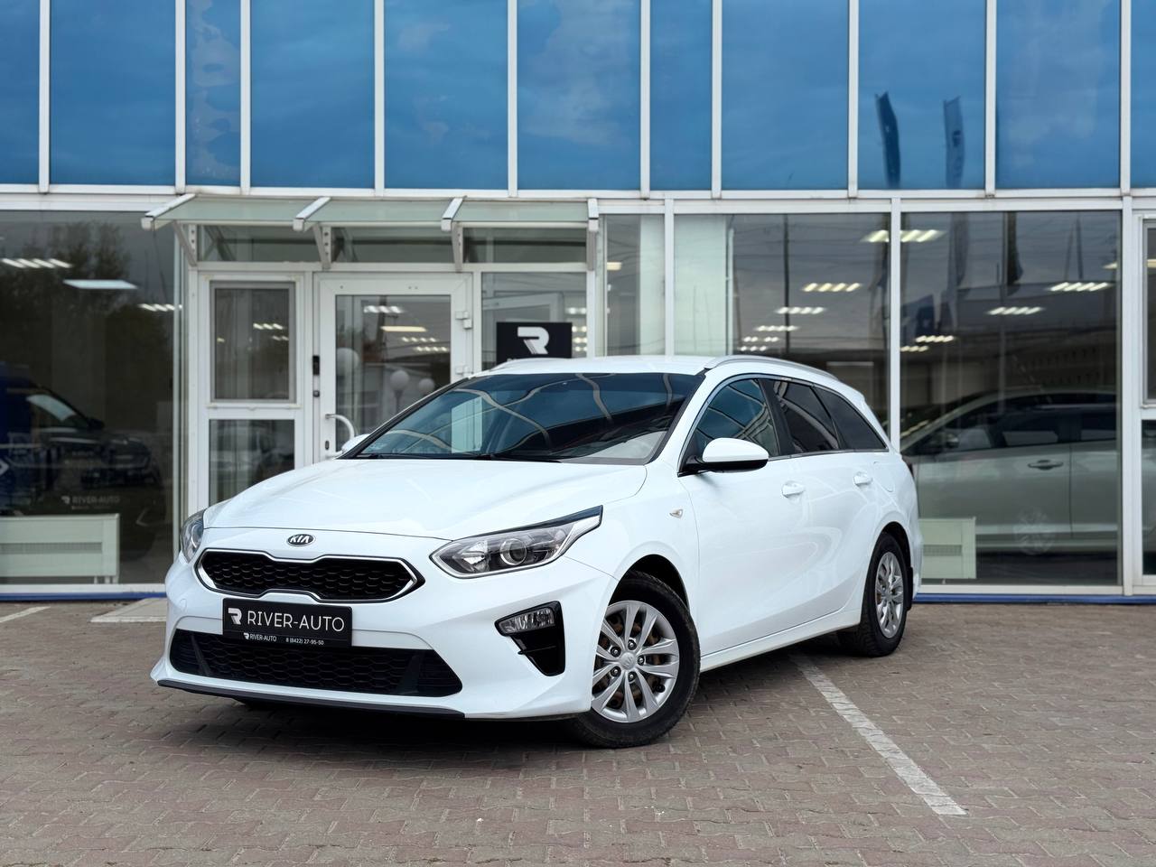 Škoda Octavia 2017 г. (белый)